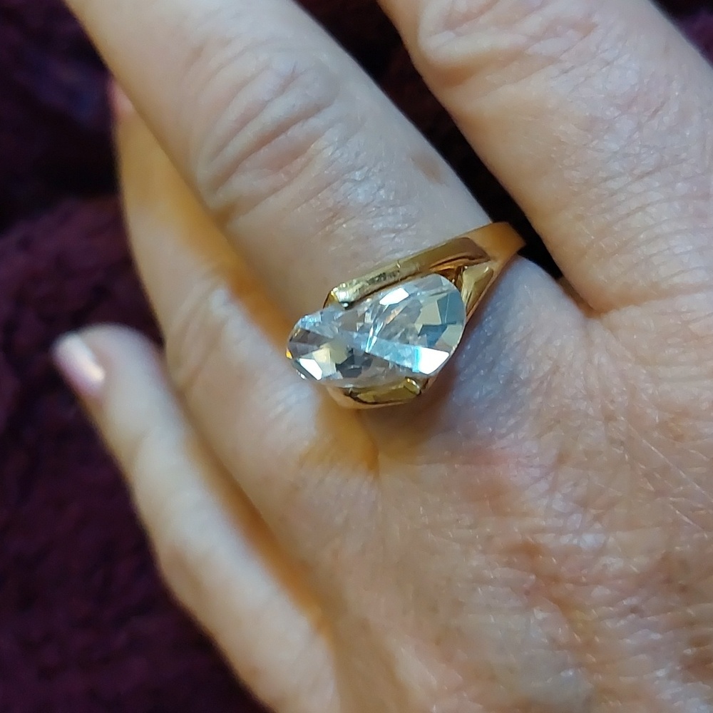 Elegant Gold Ring with Clear Gemstone